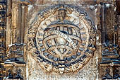Lisbona - Monasteiro dos Jeronimos. Chiostro della Chiesa di Santa Maria. La sfera armillare e altri simboli della marineria sono caratteristici del manuelino.